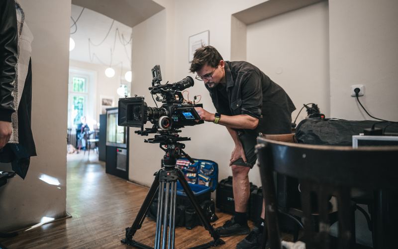 Kameraman za filmovou kamerou na place